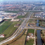 842904 Luchtfoto van de kruising van de Houtenseweg (rechts, N409) en de Laagravenseweg (N408) te Nieuwegein, met op de ...